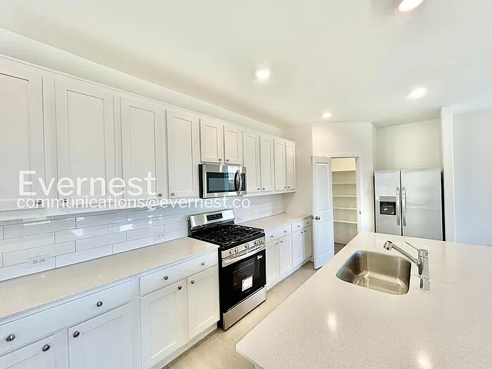 3 bed, 2.0 bath, 1973 sqft, $2,345 — Photo 4