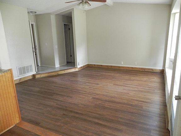 4th image of 616 E 139th St S