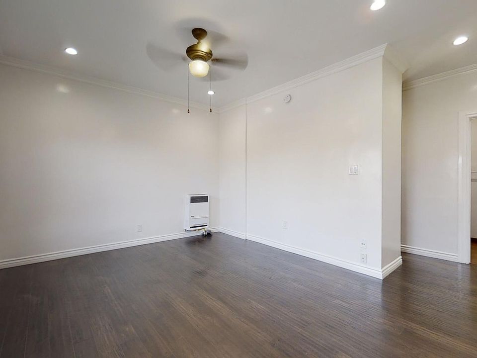1st image of 334 N Heliotrope Dr APT 200