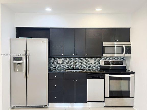 3rd image of 317 Hendricks Isle APT 1