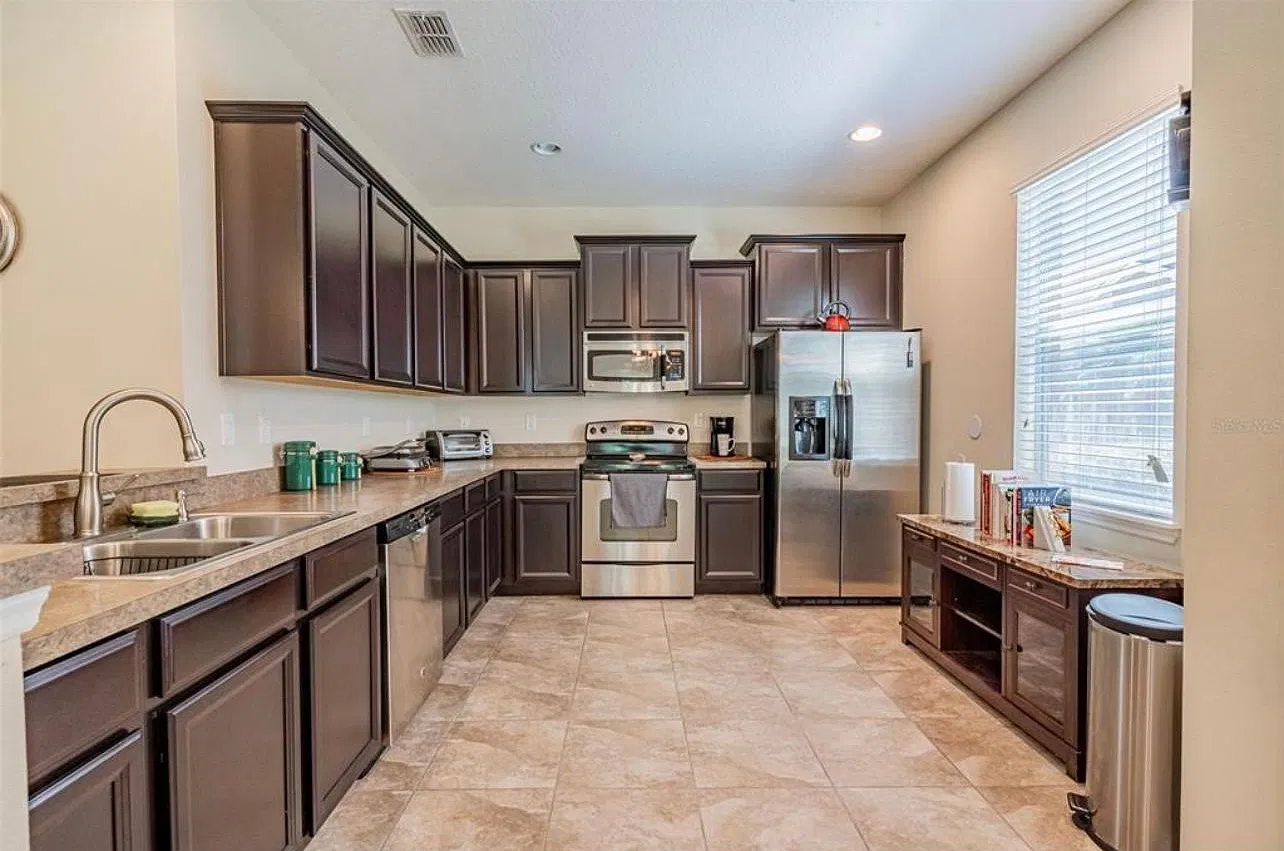 3 bed, 2.5 bath, 1588 sqft, $1,900 — Photo 2
