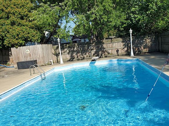 2nd image of 1380 Sommerset Way