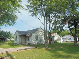 900 W 3rd St, Flora, IL 62839