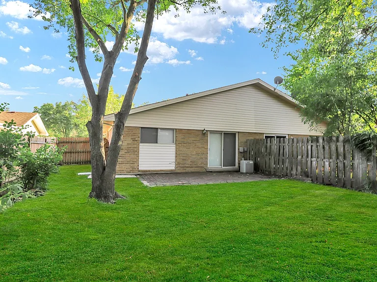 110 Beverly Ct — Photo 3