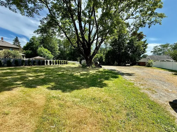 52 Silver St, Greenfield, MA 01301