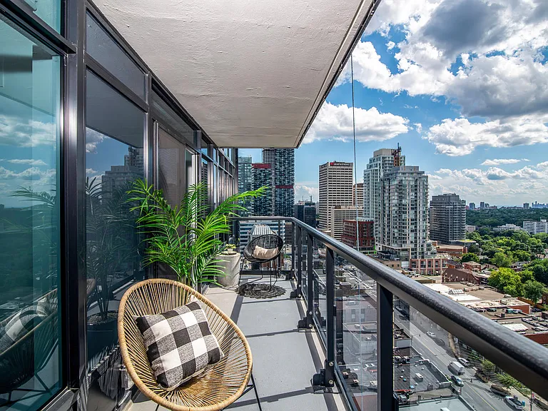 19 Erskine Ave #1810 — Photo 7