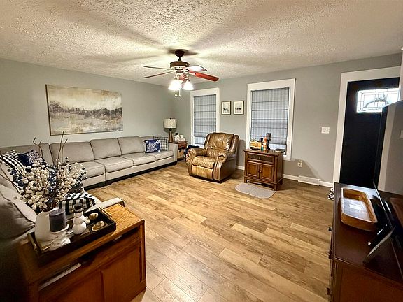 3rd image of 204 Ridgecrest St