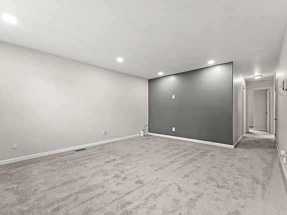 3rd image of 3044 Lois Pl