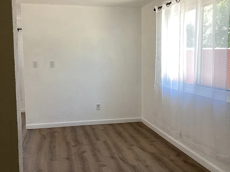 Kitchen eating area.