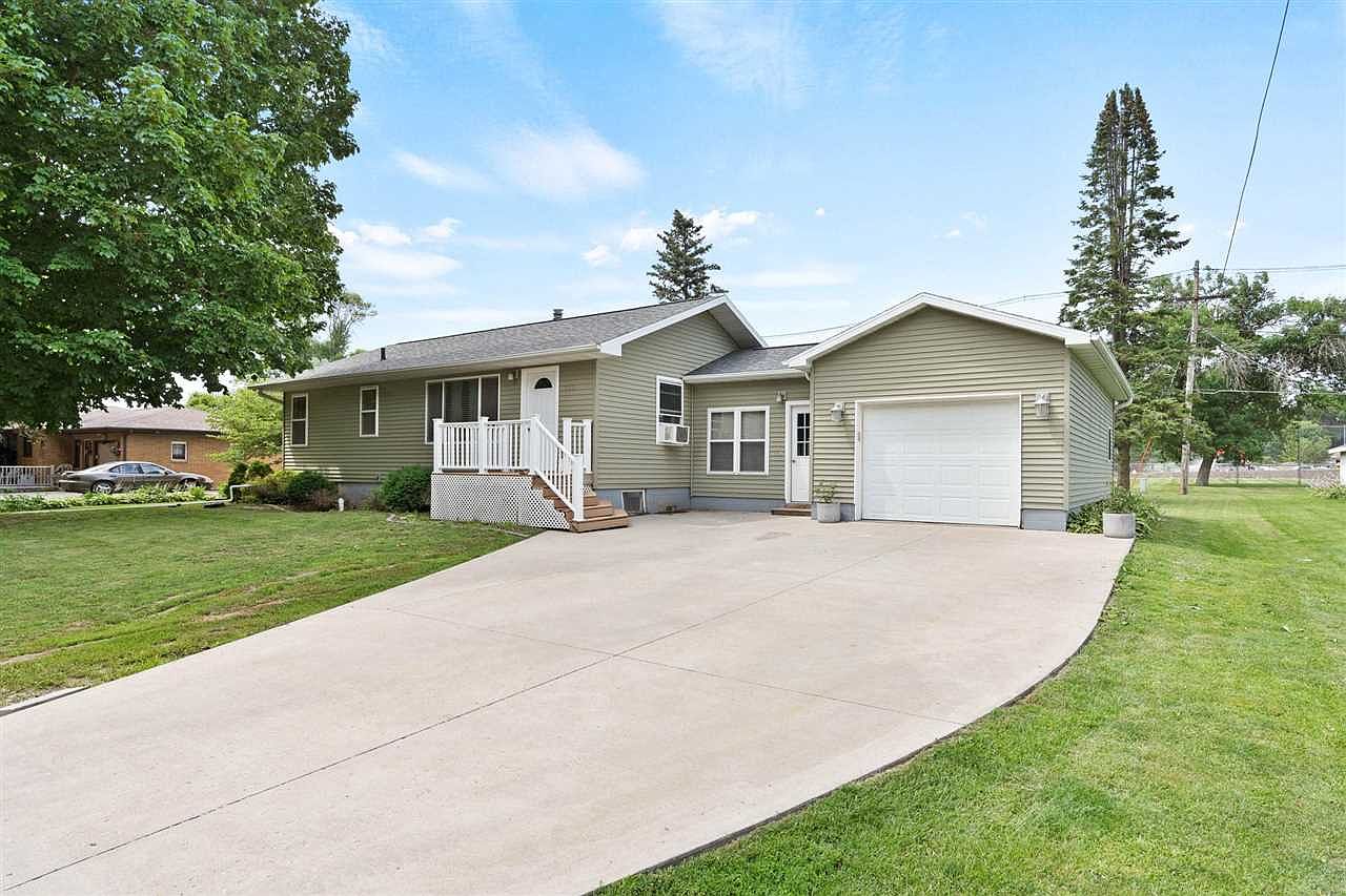 703 F Ave, Kalona, IA 52247 Zillow