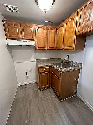 2nd image of 10 Stratford Ave Floor 2