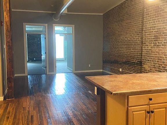 4th image of 107 E Franklin St #C