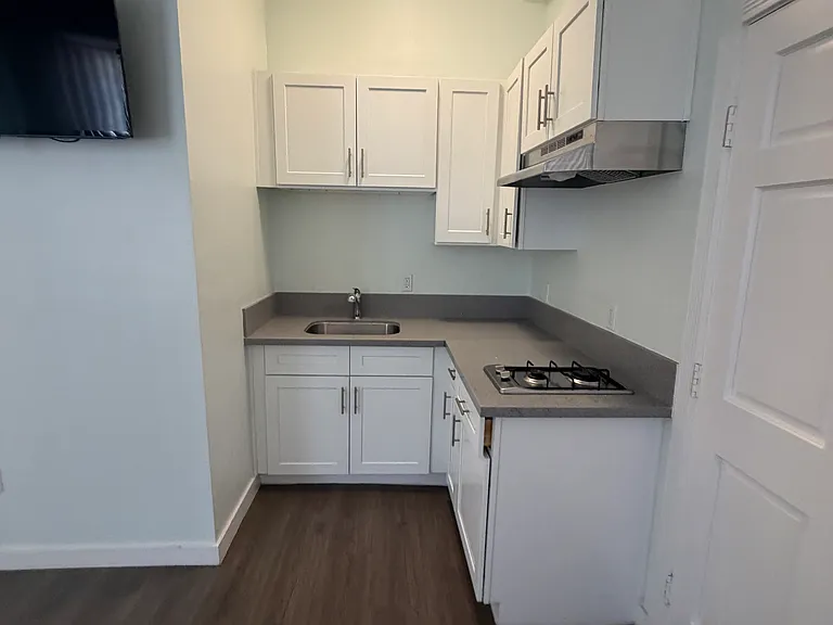 1820 W 11th St #2 — Photo 8