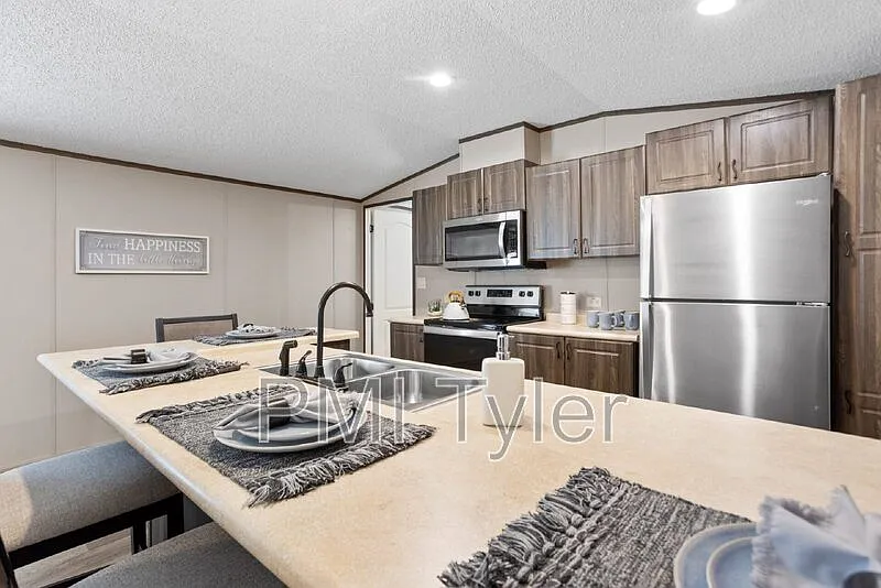 3 bed, 2.0 bath, 1068 sqft, $1,400 — Photo 3
