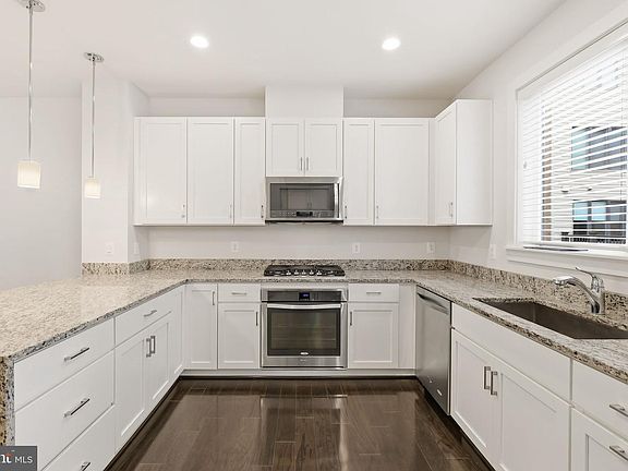 4th image of 8033 Tribeca St