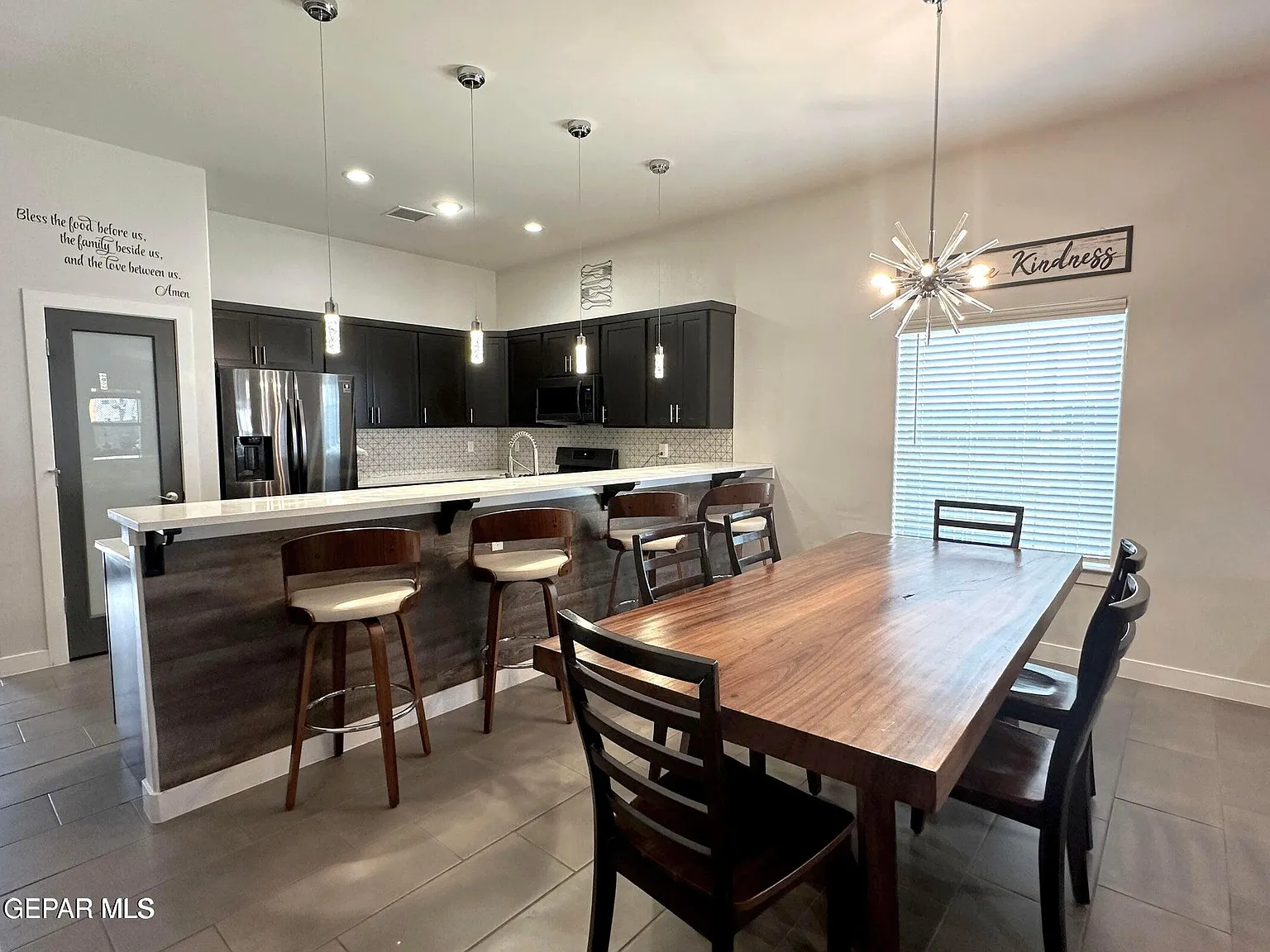 3 bed, 2.0 bath, 1913 sqft, $2,200 — Photo 3