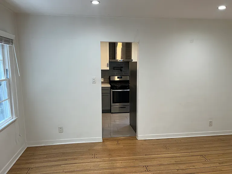 263 S Spalding Dr — Photo 9