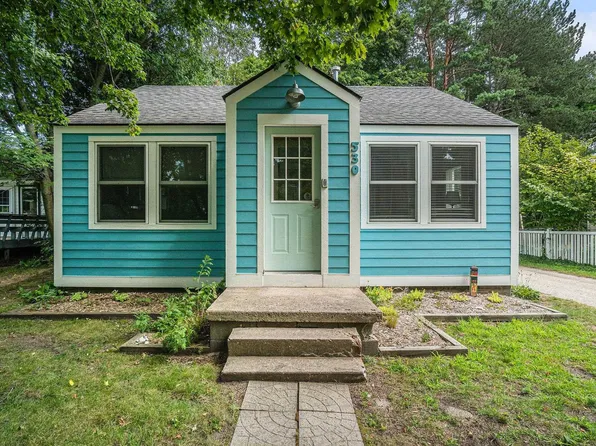530 9th St, Frankfort, MI 49635