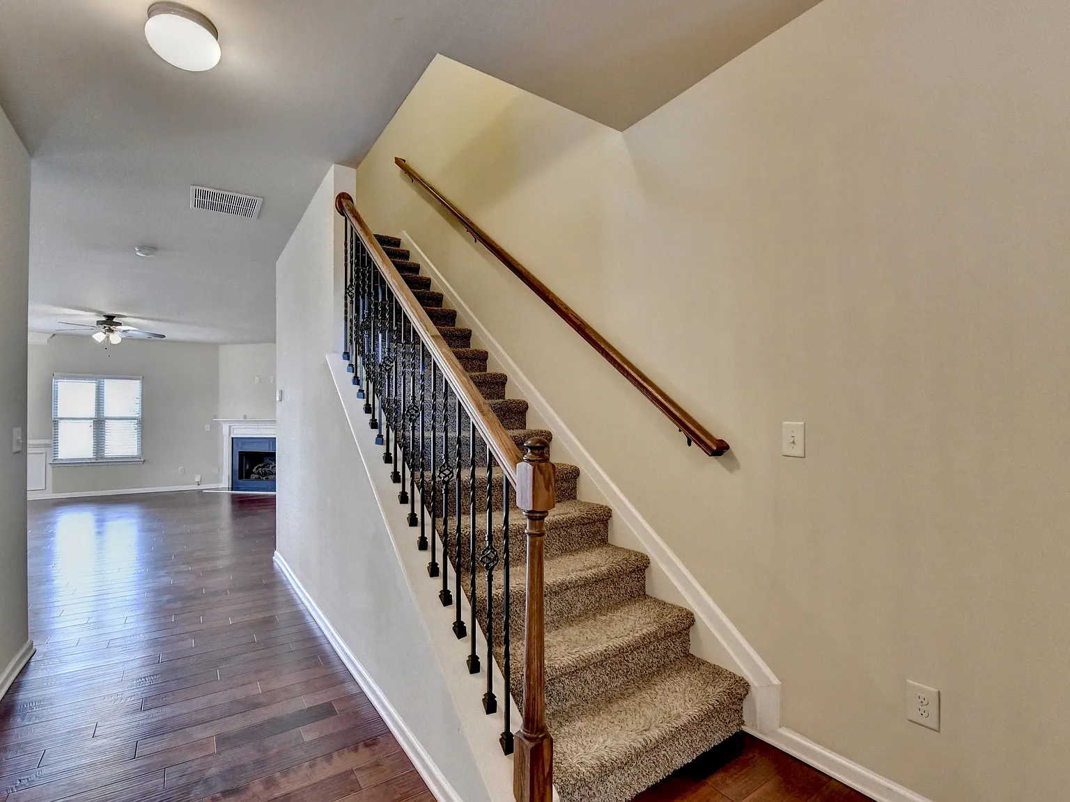3 bed, 2.5 bath, 1900 sqft, $2,000 — Photo 2