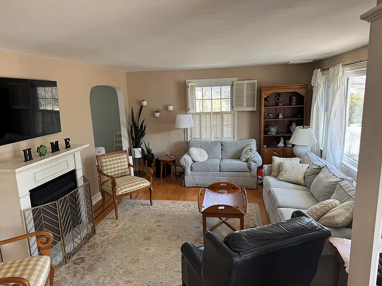 8505 Monmouth Ave — Photo 2