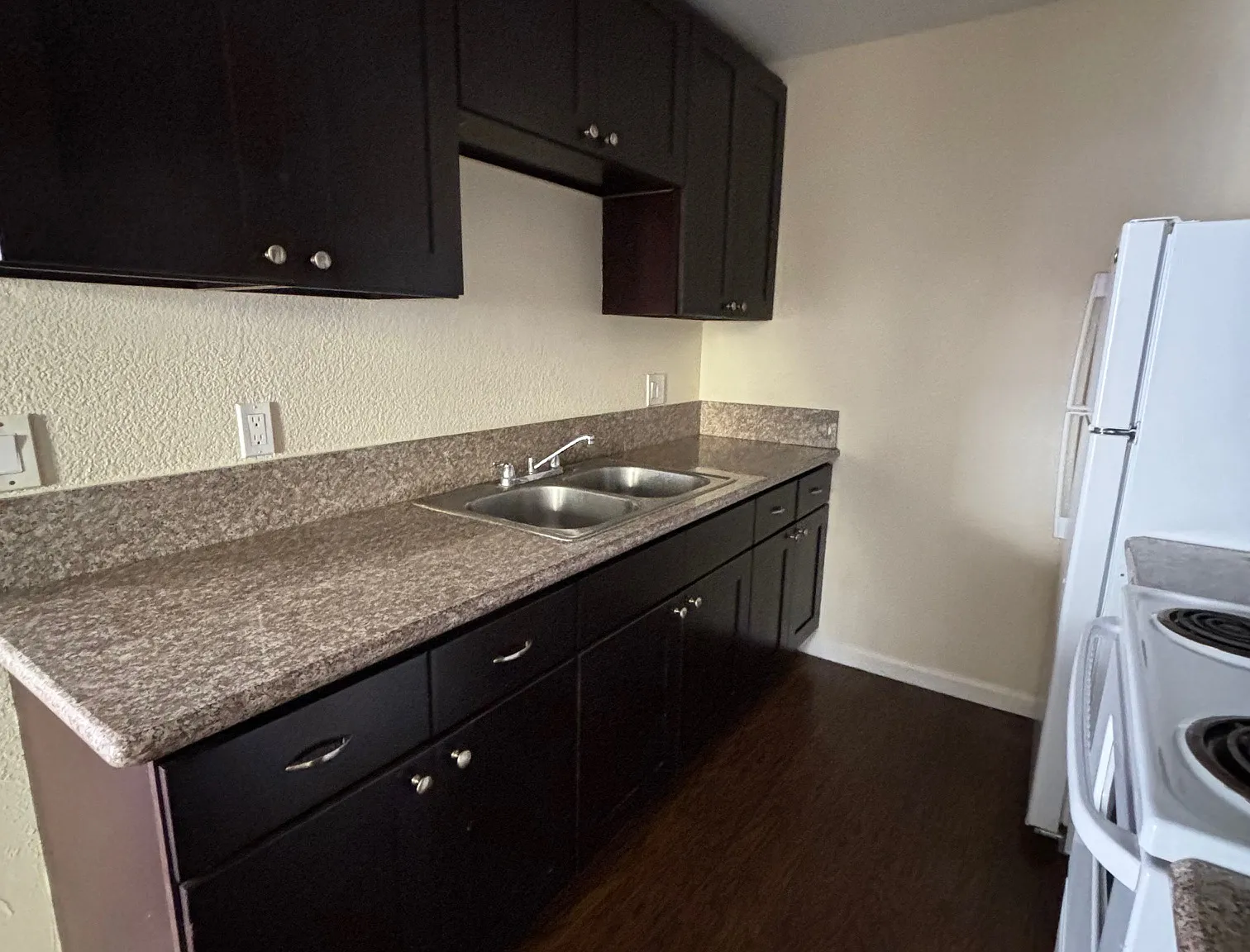 3 bed, 1050 sqft, $2,900 — Photo 3
