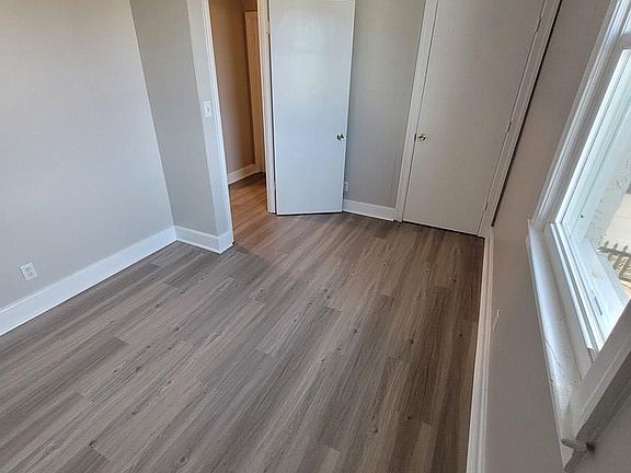 5th image of 211A Sellers St