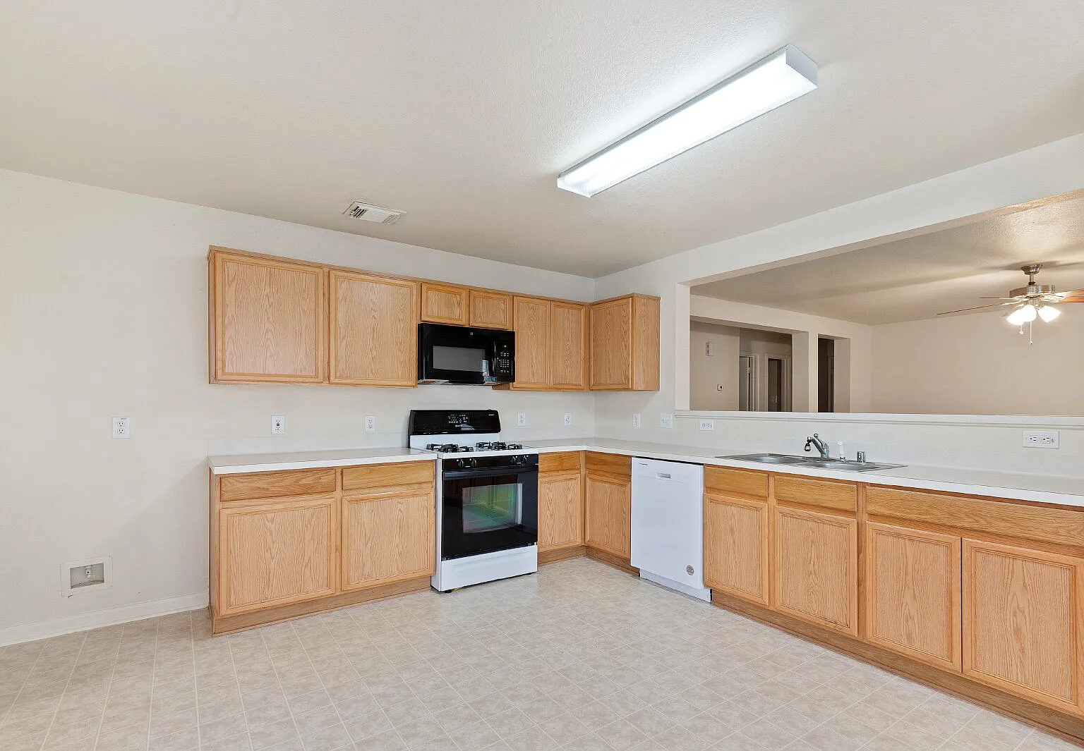 3 bed, 2.0 bath, 1445 sqft, $1,750 — Photo 4