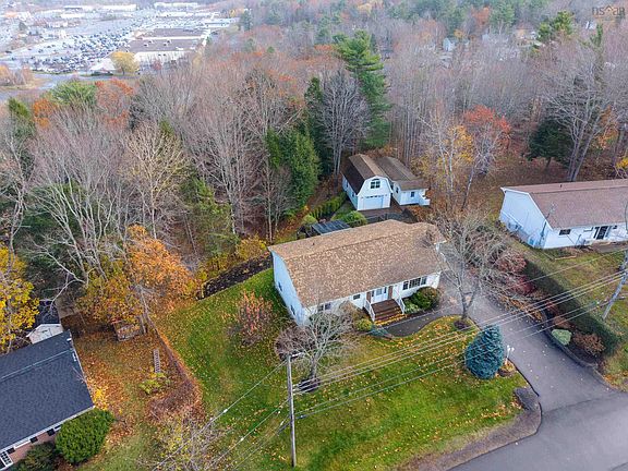 5th image of 29 Evergreen Ave