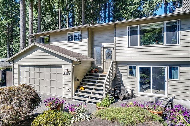 Fabulous 4 bedroom/3 bath split level in great neighborhood!