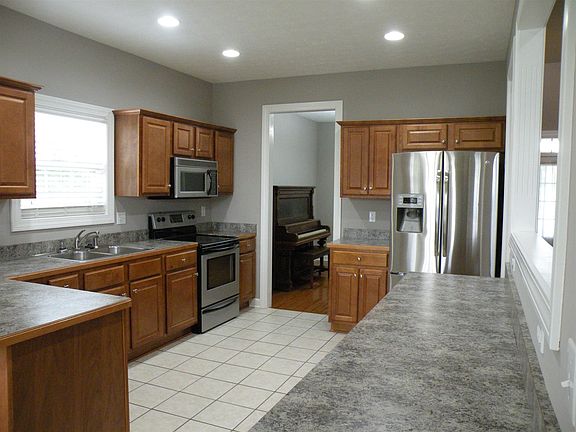 5th image of 102 Chapman Dr