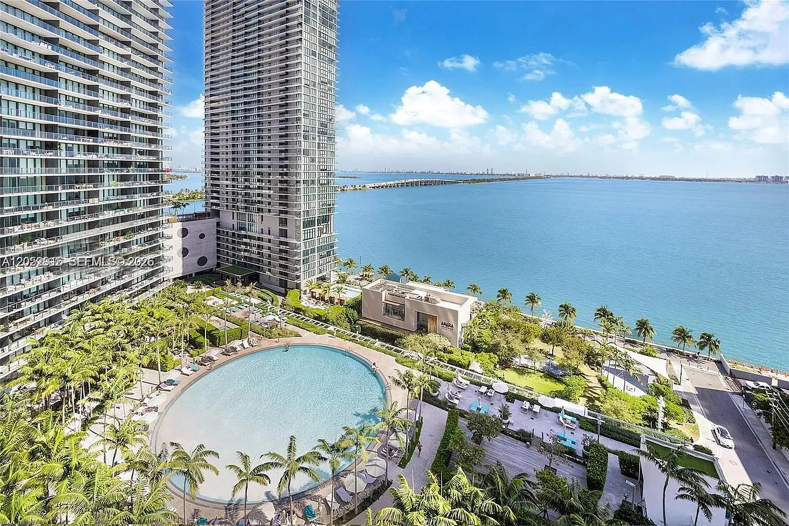 Gran Paraiso Condo — Photo 1