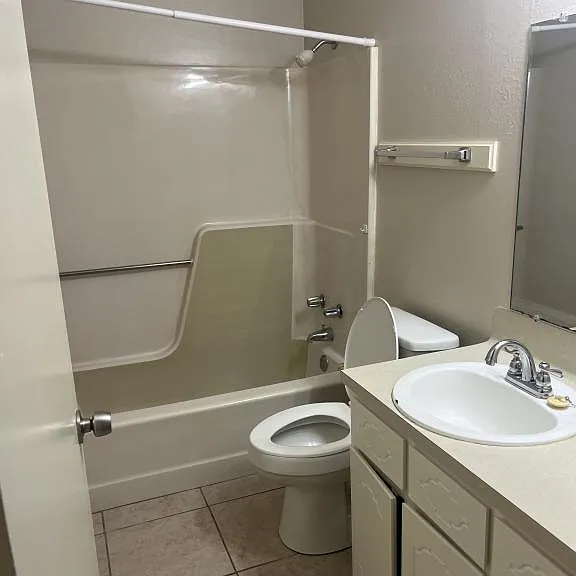 206 E Sycamore Ln — Photo 3