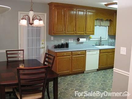Kitchen view - 1 : Large eating area in kitchen with dimmable chandelier