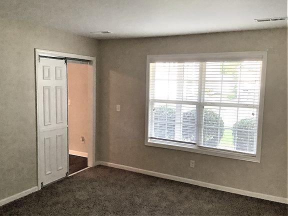 3rd image of 12 Kirkshire Ln