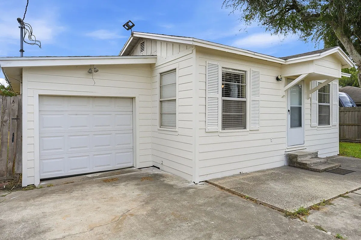 3 bed, 2.0 bath, 1268 sqft, $1,700 — Photo 2