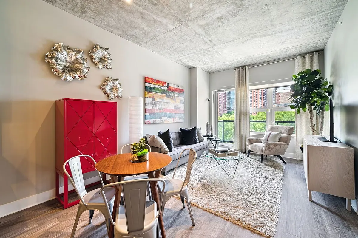 Building Photo - 832 S Clark St #501