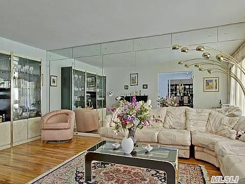 5th image of 2 Williamsburg Dr