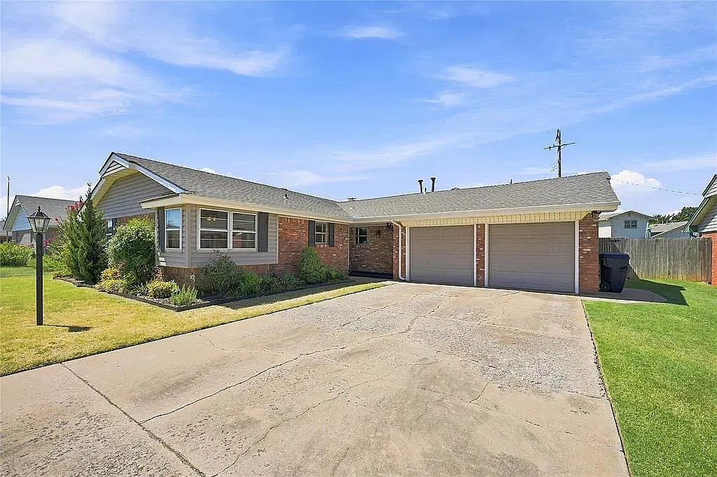 3 bed, 1324 sqft, $1,600 — Photo 1