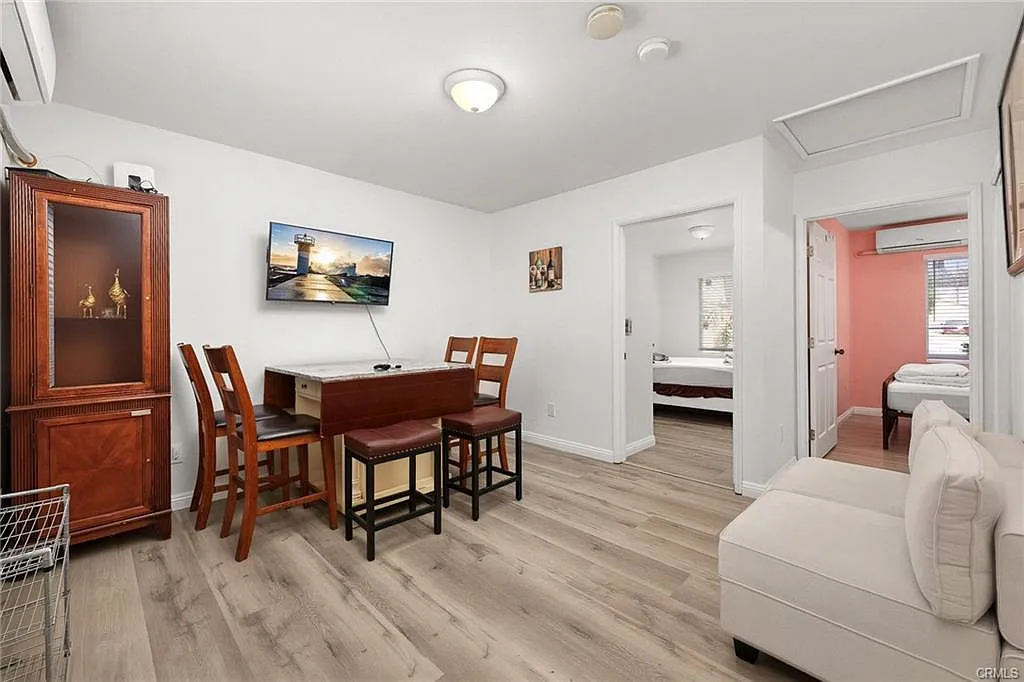 3 bed, 1000 sqft, $3,200 — Photo 3