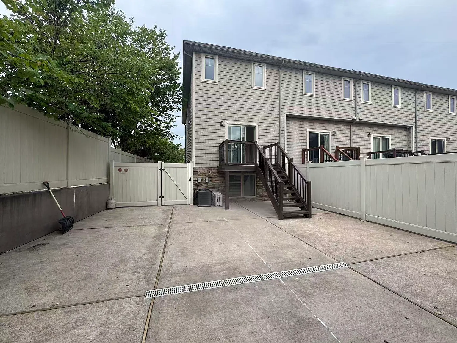 3 bed, 2.5 bath, 1884 sqft, $3,300 — Photo 3