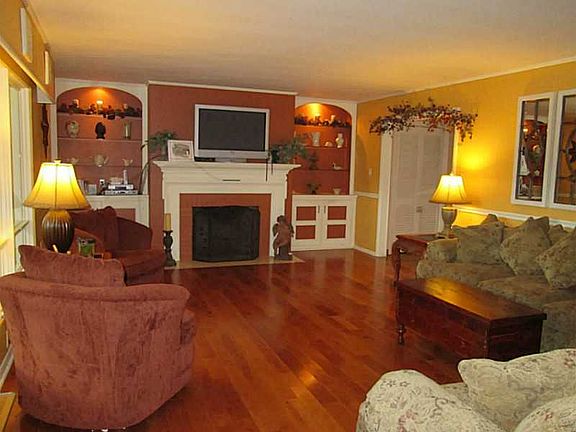 3rd image of 125 Thornwood Dr