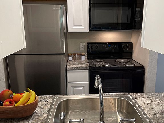 Kitchen - Townhouse Apartments