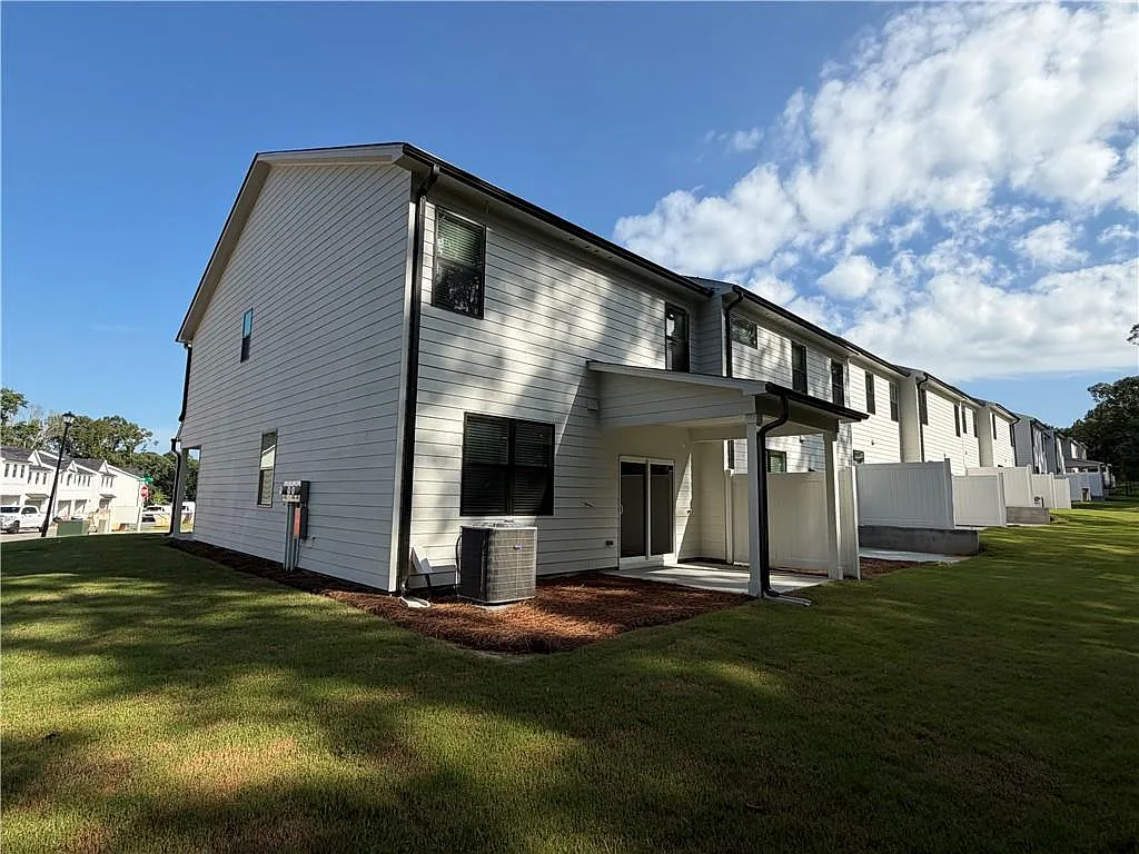 3 bed, 2.5 bath, 1850 sqft, $2,250 — Photo 2