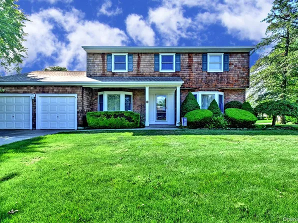 10 Laurel Road, Oakdale, NY 11769