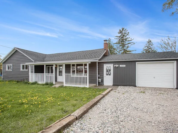 1006 S Main St, Crystal, MI 48818