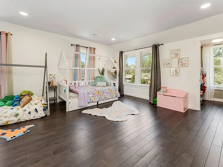 1422 Benjamin St — Photo 10