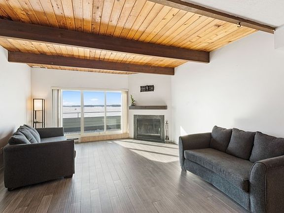 Living Room - slider out to the deck