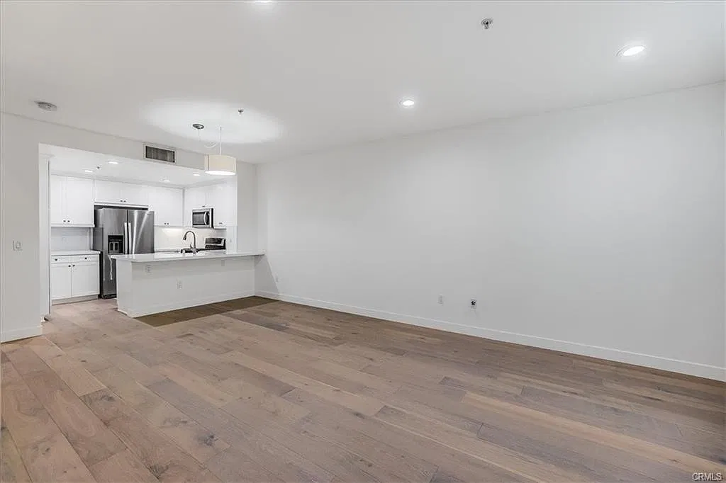 2 bed, 2.5 bath, 1410 sqft, $6,100 — Photo 2