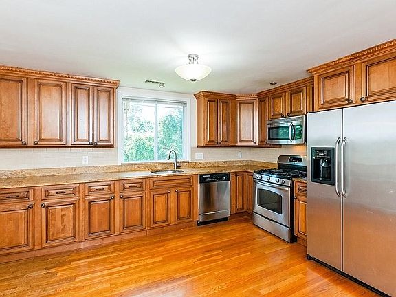 5th image of 20 Stonewood Dr