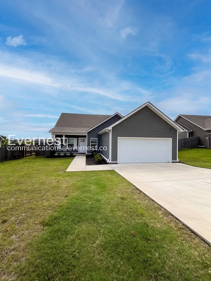 4 bed, 2.0 bath, 1624 sqft, $2,095 — Photo 2